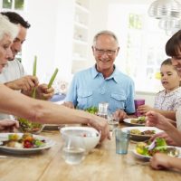 Mangez en famille: c’est bon pour le moral et la santé des parents et des enfants !