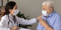 Echange entre un médecin et son patient durant la pandémie
