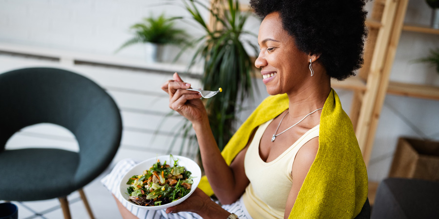 Femme mangeant une salade, alimentation équilibrée