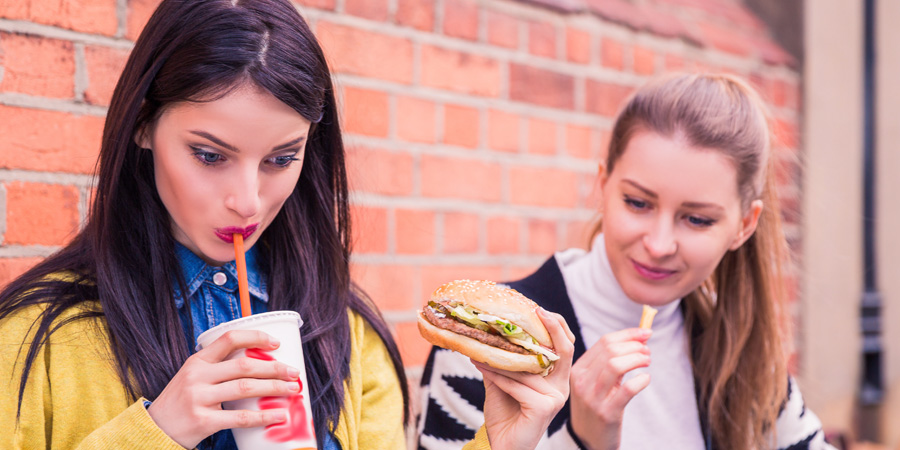 Adolescentes mangeant du fast-food