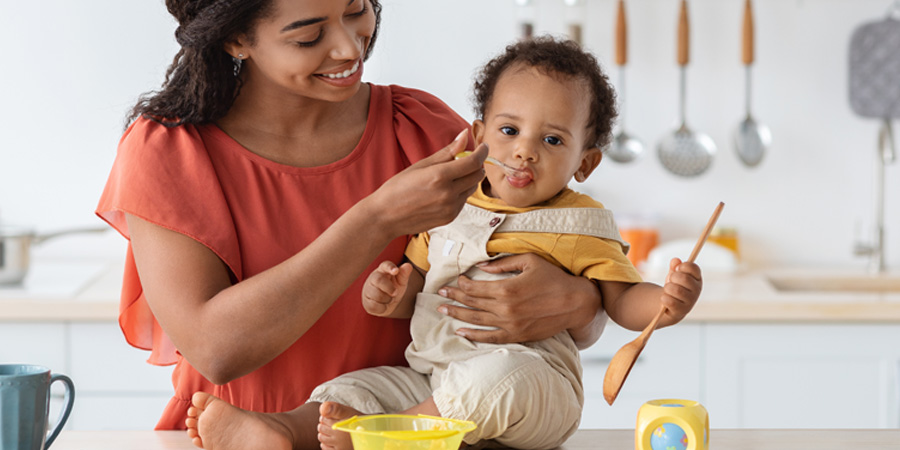 Diversification alimentaire - mère donnant à manger son enfant