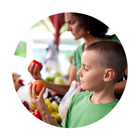 Equation Nutrition - Mère et fils au marché fruits et légumes