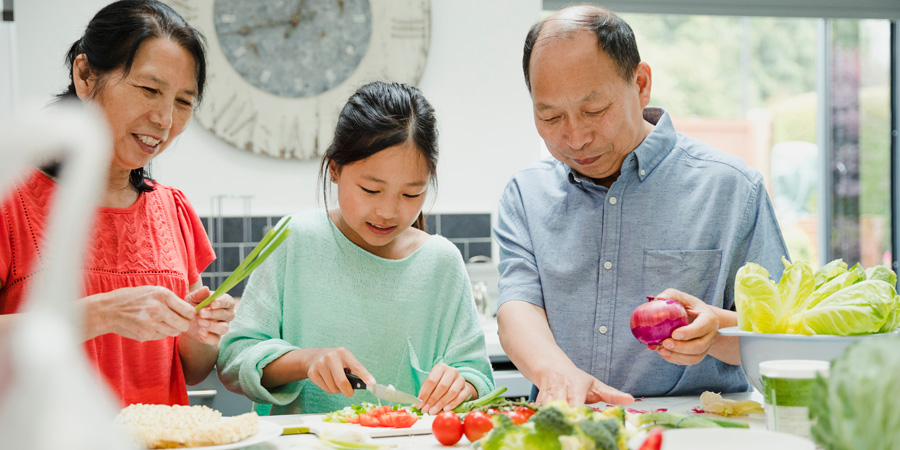 Diabete family cooking together fruits and vegetables - GFVN June 2023- Aprifel