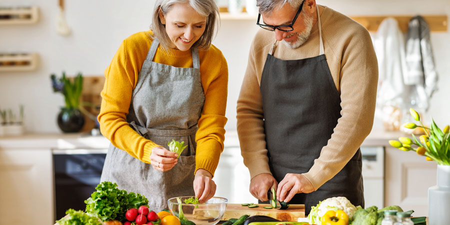 couple de personnes senior cuisinant des légumes - journée mondiale du diabète