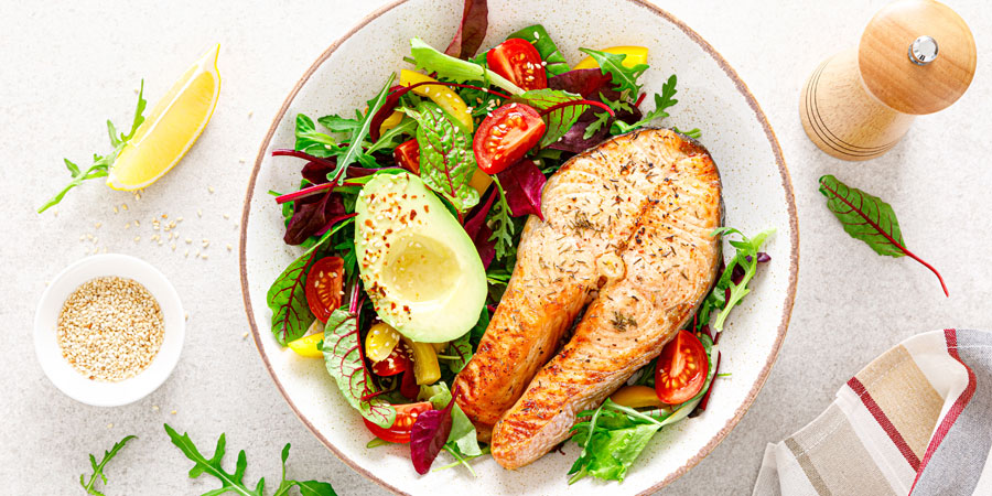Repas sain et gourmand saumon, salade composée et pain, prévention diabète - Aprifel