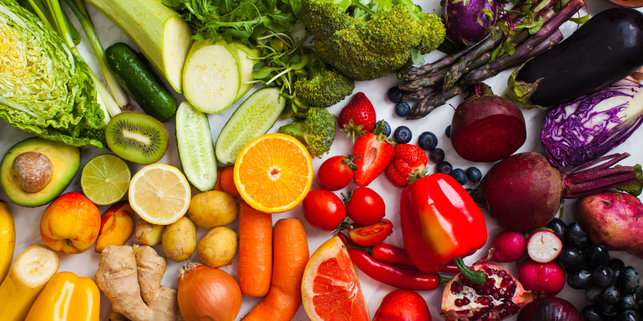 Fruits et légumes riches en vitamine A classés selon les couleurs de l'arc en ciel  - Aprifel