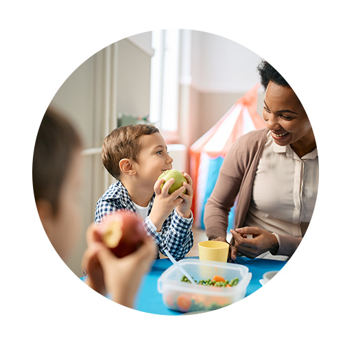 Une jeune femmes et des enfnts partagent un repas sain école cantine - Aprifel