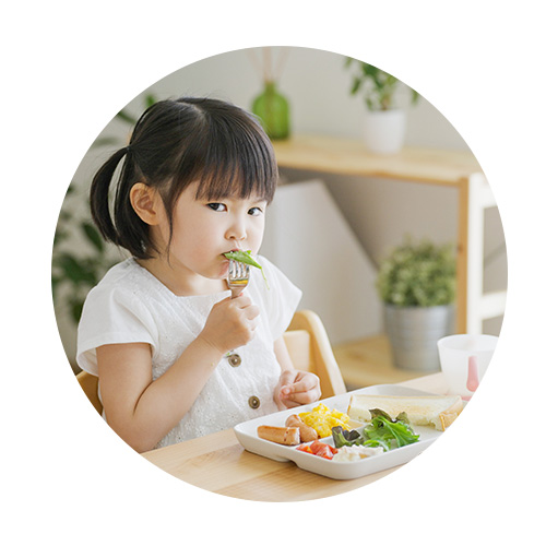 Petite fille mangeant des légumes verts enfants équilibre alimentaire légumes néophobie - Aprifel