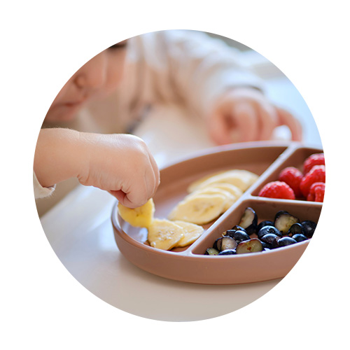 Jeune enfant mangeant des fruits découpés habitudes alimentaires néophobie santé - Aprifel