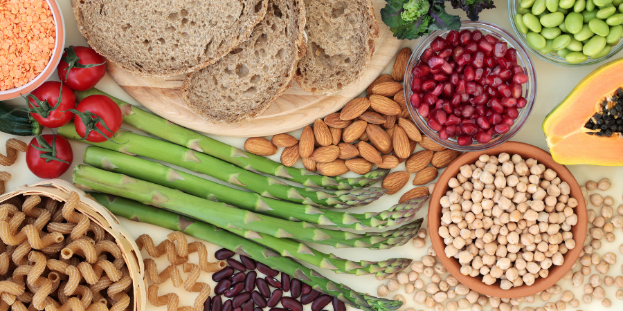 Image représentant  des exemples d'aliments riches en fibres : asperges, papaye, brocolis, tomates, pâtes complètes, pain complet, pois chiches, haricots rouges - Aprifel, 