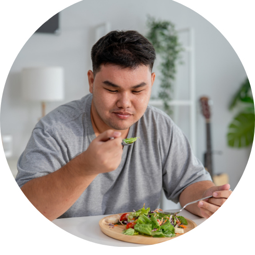 Jeune homme en train de manger des légumes Aprifel