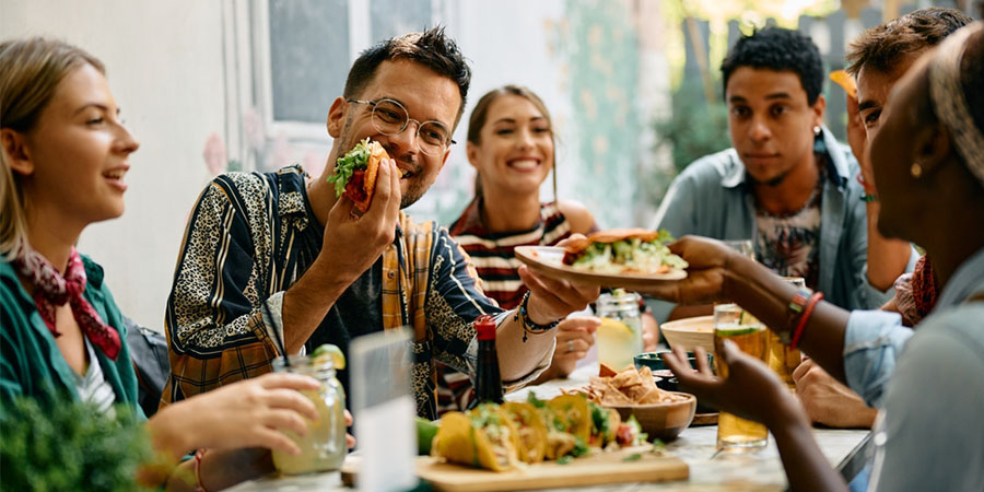 Groupe d'amis partageant un repas Conseils biodiversité alimentaire Aprifel