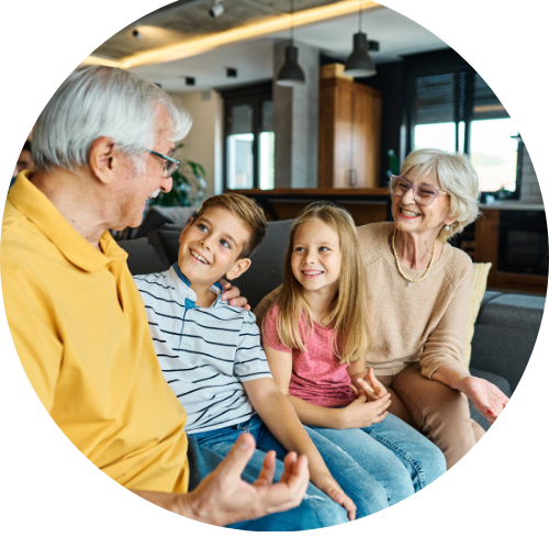 Grands-parents et enfants discutant